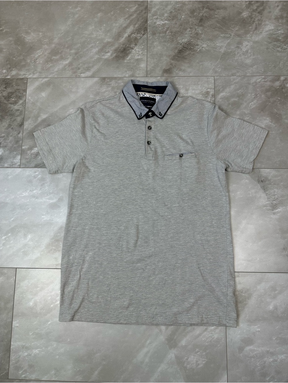 Men's Short Sleeve Polo Shirt in Light Gray with Contrast Collar